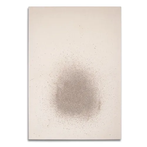 Eine mit feinem, hellem Aschestaub gestaltete Leinwand im Format 55 cm x 80 cm. Inmitten des Bildes scheint eine zarte Staubwolke niederzugehen. | mixed-art