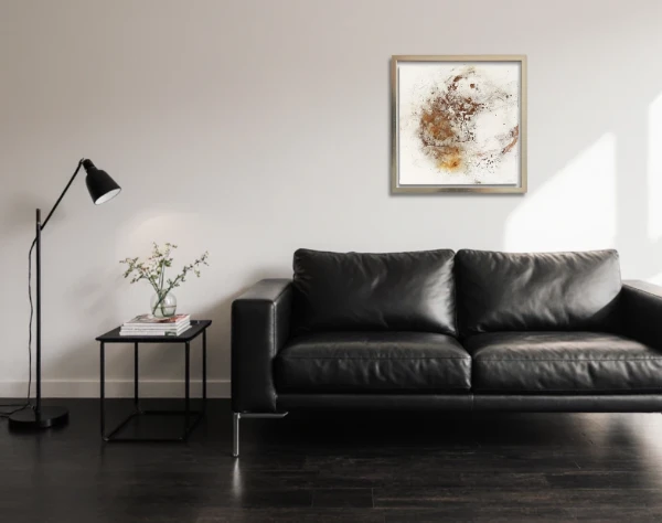 Zarte goldbraune Töne und wie ein Hauch aufgebrachte unterschiedlich stark oxidierte Acryl-/Oxidmischung erzeugen den Eindruck eines kosmischen Phänomens. Abstraktes Bild auf Leinwand über einem dunklem Ledersofa. – mixed-art