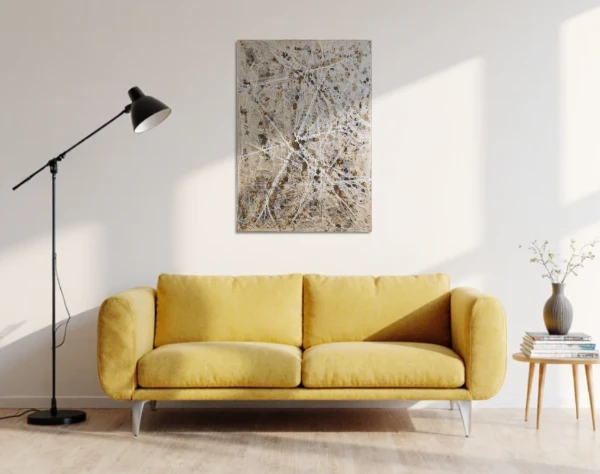 Abstraktes Bild aus weißer und schwarzer Acrylfarbe mit einer Kunststofffolie überzogen. Das Bild, das den Eindruck einer Schneepiste im Gebirge erweckt, hängt in einem Raum über einem Curry farbigem Sofa. | mixed-art - wolfram schäfers