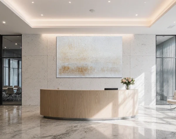 Abstraktes Bild auf einer Leinwand in einer Empfangshalle. Zarte Grautöne und ein Hauch von oxidierter Oxyd-Mischung erzeugen die Anmutung einer traumhaften Feenwelt im Nebel. – Wolfram Schäfers