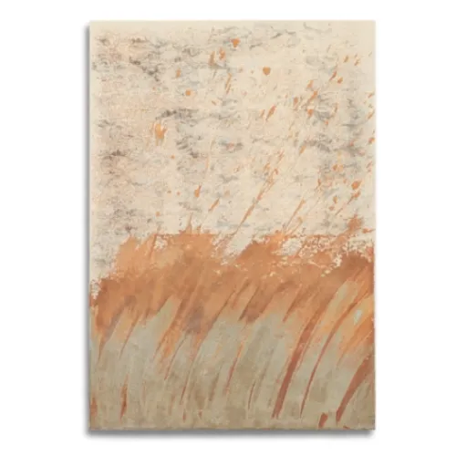 Abstraktes Bild auf einer 55 x 80 cm großen Leinwand. Durch den zarten Auftrag einer teilweise oxidierten, grauen und hellbeigebraunen Oxydmischung und der darüber liegenden hellbeigen Fläche, entsteht die Anmutung einer herbstlichen Landschaft im Sturm. Von dem zeitgenössischen Künstler Wolfram Schäfers. | mixed-art