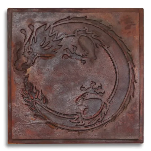 Abstraktes Bild auf einer 50 x 50 cm großen Leinwand. Auf Applikationen aufgetragene oxidierte Oxydmischung, zeigt das Bild eines Drachens, wie auf einer alten verrosteten Metallplatte. Von dem zeitgenössischen Künstler Wolfram Schäfers. | mixed-art