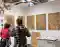 Ausstellungstand discovery art fair frankfurt Besucher der Kunstmesse artfair in Frankfurt betrachten rostfarbene Reliefbilder und moderne Metallkuns. Die ausgestellten Werke zeigen abstrakte Strukturen und texturierte Oberflächen im Industrial- und Rost-Design.