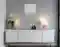 Abstraktes Bild das über einem Sideboard in einem Raumhängt. Es zeigt eine Nebellandschaft, mit Glassplittern über grauen Feldern. – mixed-art Abstraktes Bild das über einem Sideboard in einem Raumhängt. Es zeigt eine Nebellandschaft, mit Glassplittern über grauen Feldern. – mixed-art