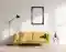 Das Bild zeigt ein Wohnzimmer mit einem gelben Sofa, einem leeren, verkohlten Bilderrahmen, einer Stehlampe und einem kleinen Beistelltisch mit Vasen und Büchern. Sonnenlicht fällt durch ein Fenster. Das Bild zeigt ein Wohnzimmer mit einem gelben Sofa, einem leeren, verkohlten Bilderrahmen, einer Stehlampe und einem kleinen Beistelltisch mit Vasen und Büchern. Sonnenlicht fällt durch ein Fenster.